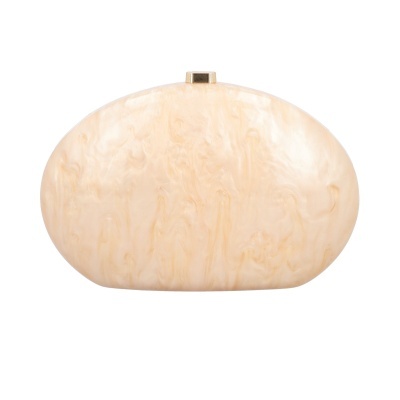 Carteira de mão oval bege com fecho dourado