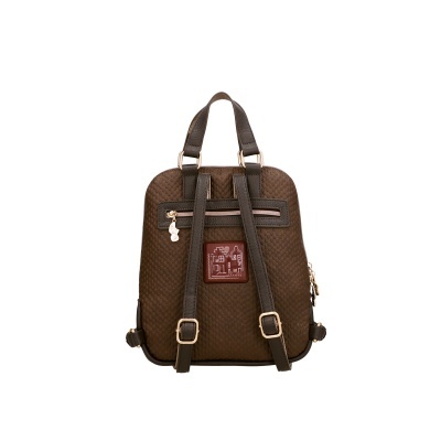 Mochila castanha texturizada com alças ajustáveis e etiqueta frontal vermelha