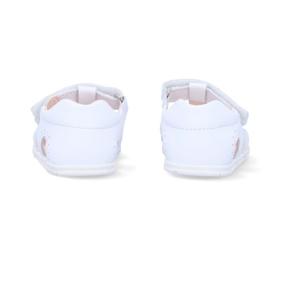 Sandálias de bebé brancas com tiras de velcro vistas de trás