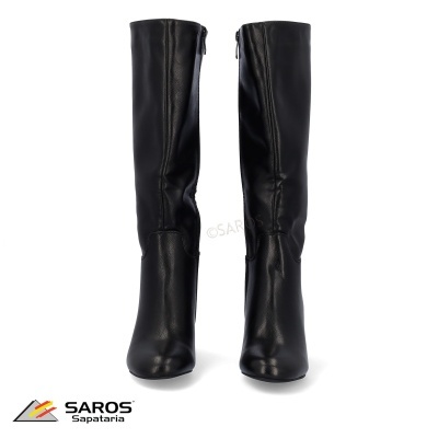 Botas femininas pretas de couro sintético com fecho de correr lateral, mostradas frontalmente em fundo branco.
