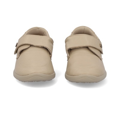 Sapatos fechados bege com fecho de velcro