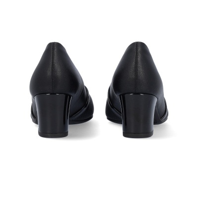 Sapatos pretos de salto quadrado vistos de trás