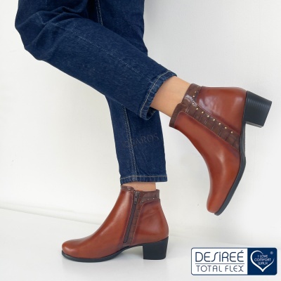 Botins em pele castanha com tacão médio e fecho de correr