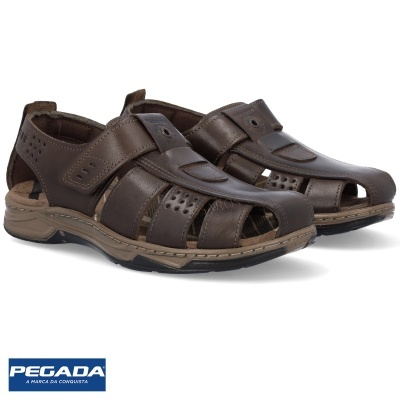 Sandálias masculinas de couro castanho escuro com tiras largas e sola bege