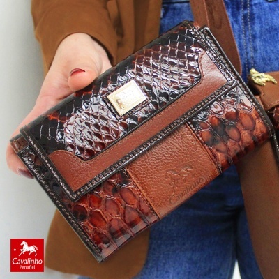 Carteira Cavalinho castanha com padrão de escamas brilhantes e pele lisa