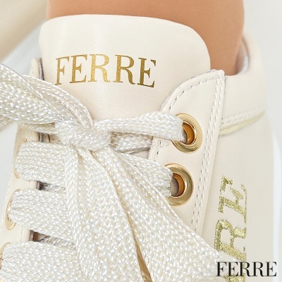 ténis brancos em pele com atacadores brancos brilhantes e logótipo FERRE dourado