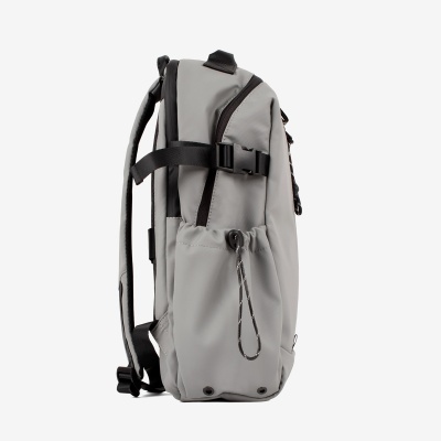 Mochila cinzenta com bolso lateral e alças acolchoadas pretas