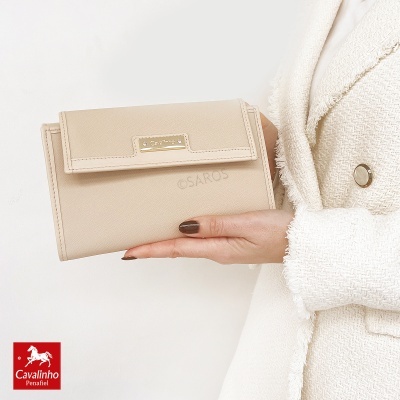 Carteira bege clara com textura fina e placa metálica dourada com gravação Cavalinho