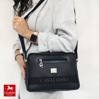 Mala de tiracolo preta com fecho dourado e marca CAVALINHO