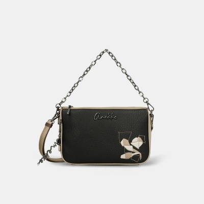 Mala de mão preta e bege com alça em corrente metálica e detalhes decorativos