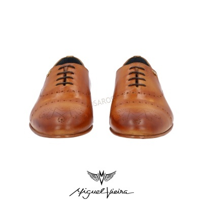 Sapatos sociais castanhos em couro com detalhes perfurados