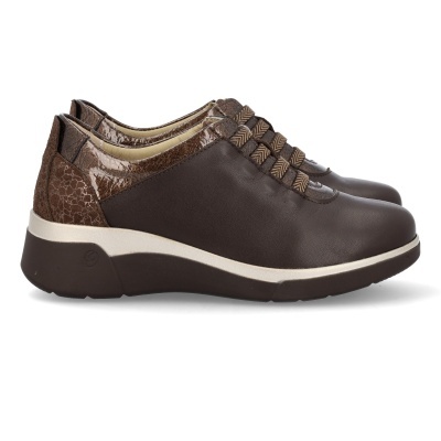 Par de sapatos castanhos com sola clara e atacadores padrão zigzag.