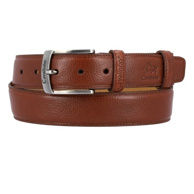 Cinto castanho de pele com fivela metálica prateada e marca Cavalinho