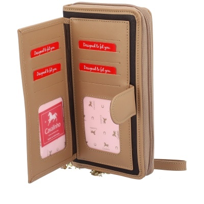 Carteira feminina bege aberta com vários compartimentos e cartões