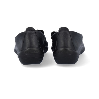 Sapatos pretos em couro vistos de trás