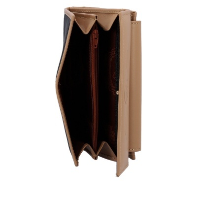 Carteira bege e preta aberta mostrando interior castanho com fecho