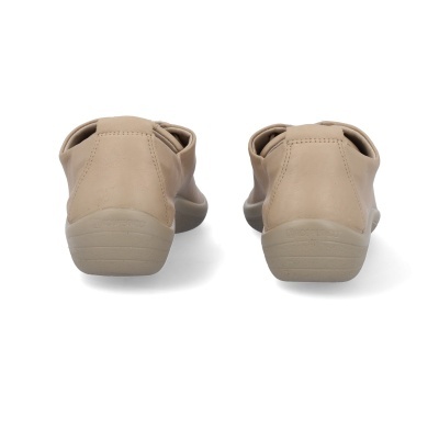 Sapatos castanhos claros de couro vistos de trás com sola em borracha