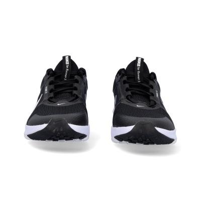 Sapatilhas Nike Star Runner 3 pretas com solado branco, vista frontal