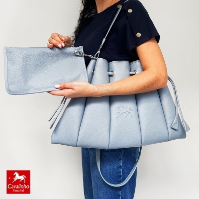 Mala azul claro com bolsa pequena destacável em pele com padrão vinco e cavalo em relevo