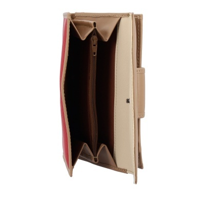 Carteira feminina bege com detalhes vermelhos aberta mostrando compartimentos interiores