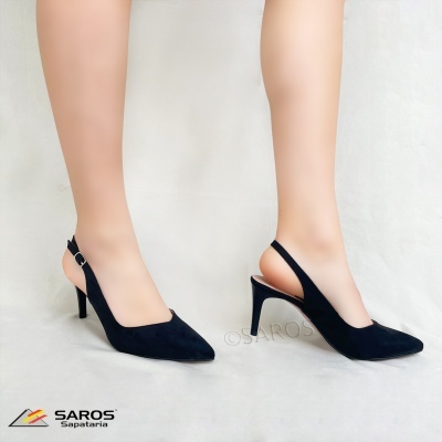 Sapatos pretos de salto médio fino para mulher com tira atrás do calcanhar.