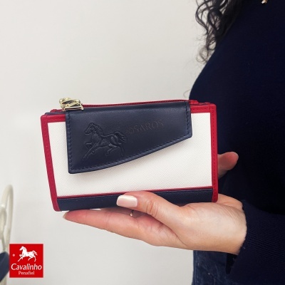 Carteira tricolor azul escuro, branco e vermelho com logotipo de cavalo em relevo.