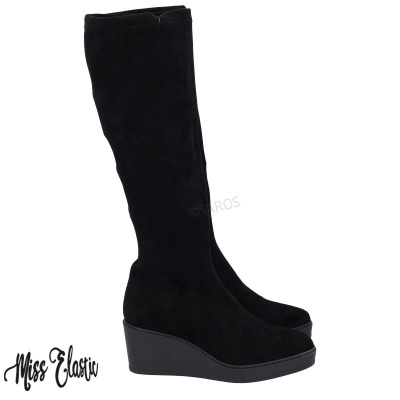Botas altas pretas em camurça com salto cunha
