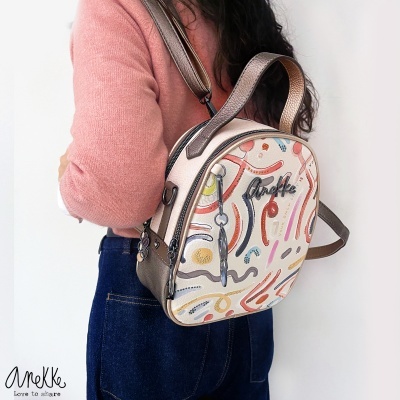 Mochila branca pequena com estampado colorido abstrato e alças castanho metálico