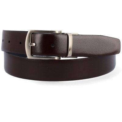 Cinto de couro castanho escuro com fivela metálica prateada
