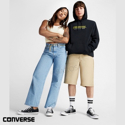 Dois jovens com calçado e roupa casual Converse