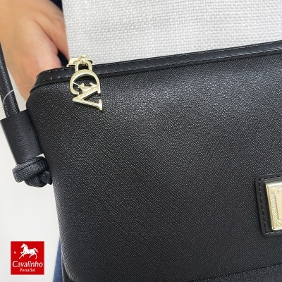 Mala preta de ombro com fecho dourado e pendente em metal