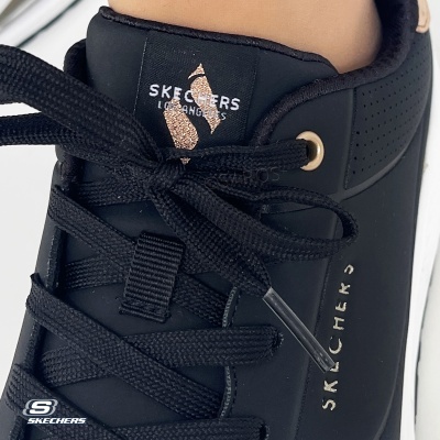 Ténis Skechers pretos com atacadores e detalhes dourados