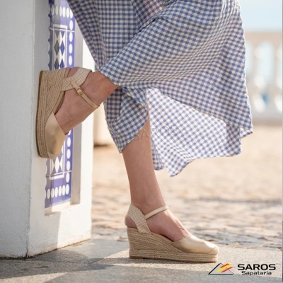 Sapatos de cunha nude com vestido azul e branco e azulejos na parede
