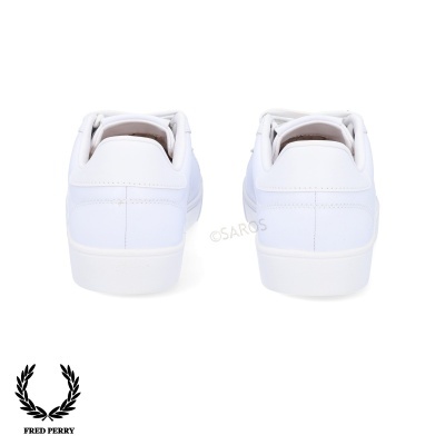 Ténis brancos visto de trás em fundo branco