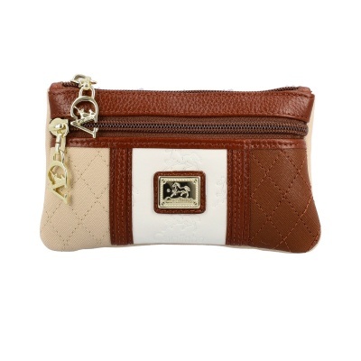 Carteira de senhora castanha e bege com detalhes dourados.