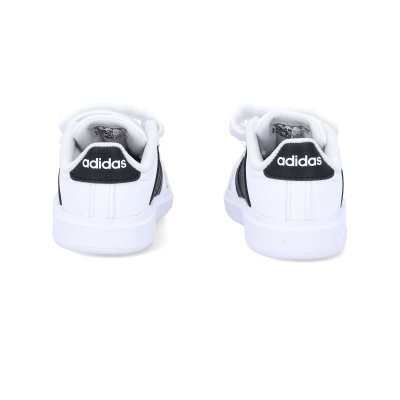 Par de sapatilhas adidas brancas com detalhes pretos vistas de trás