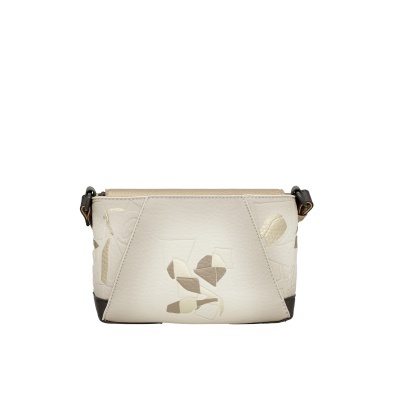 Mala de mão pequena em couro branco com detalhes em relevo