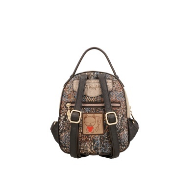 Mochila pequena multicolorida com padrão, alças pretas e desenho de gato com coração