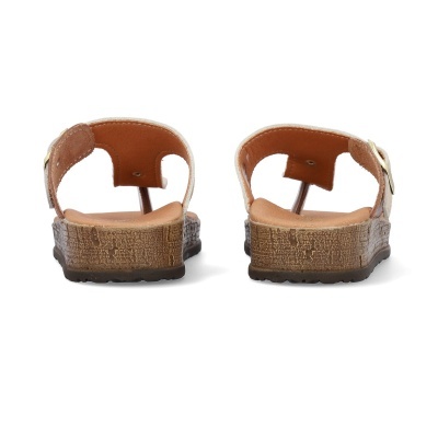 Par de sandálias castanhas com sola de cortiça vistas de trás