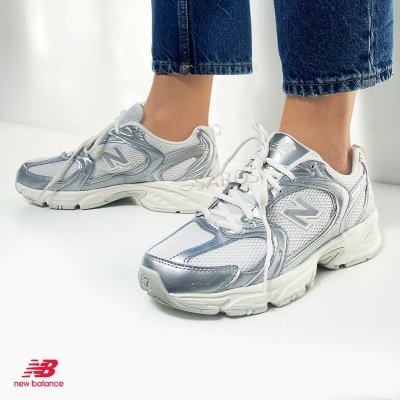 Ténis New Balance branco e prateado com sola grossa branca