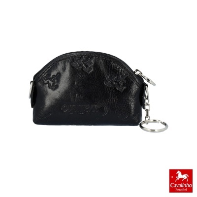 Bolsa pequena preta em couro com padrão em relevo e argola para chaveiro