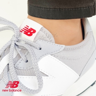 Tênis New Balance branco e cinza com logótipo vermelho e cadarços cinza