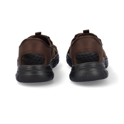 Sapatos estilo sandálias desportivas castanhas com sola preta vista traseira