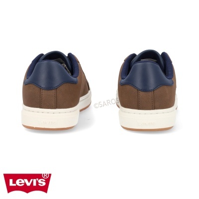 Tênis Levi's castanhos com azul escuro e sola branca vistos de trás