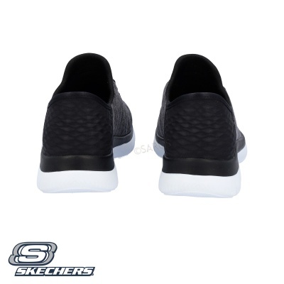 Sapatilhas desportivas pretas Skechers vistas de costas com sola branca