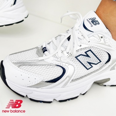 Ténis de corrida New Balance branco e azul escuro com rede respirável e detalhes cinzentos