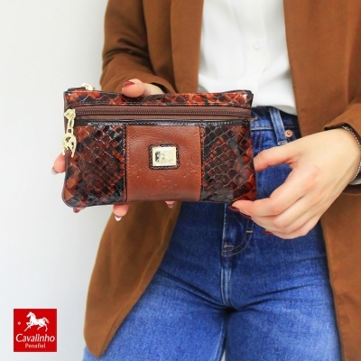 Bolsa pequena castanha com padrão de pele de cobra e fecho dourado