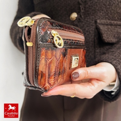 Carteira castanha em couro com padrão de pele de crocodilo e fechos dourados