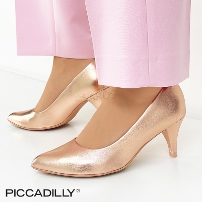 Sapatos de salto médio dourados metálicos em couro, usados com calças rosa claro