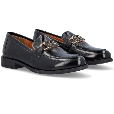 Sapatos mocassins pretos de pele brilhante com detalhe metal dourado